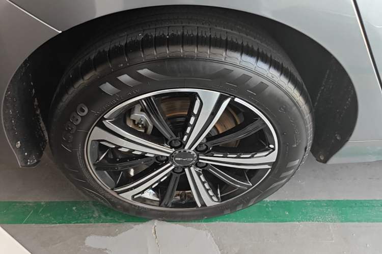 Used BYD Destroyer 05 2024 HONOR Edition DM-i 120KM Prestige Model Right Rear Wheel Hub