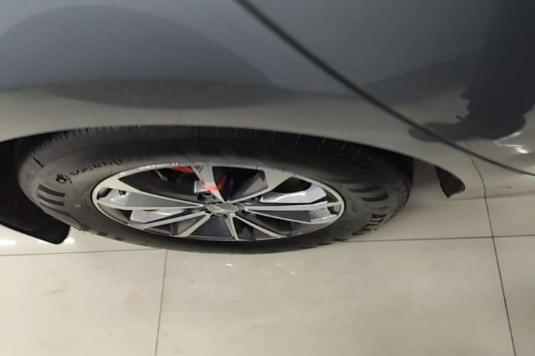 Used BYD Destroyer 05 2024 HONOR Edition DM-i 55KM Luxury Model Right Rear Wheel Hub