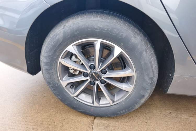 Used BYD Destroyer 05 2024 HONOR Edition DM-i 55KM Luxury Model Right Rear Wheel Hub