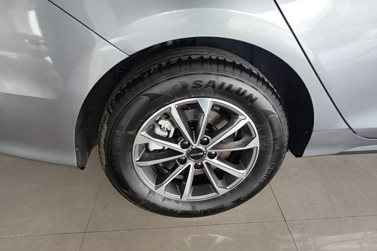Used BYD Destroyer 05 2024 HONOR Edition DM-i 55KM Luxury Model Right Rear Wheel Hub