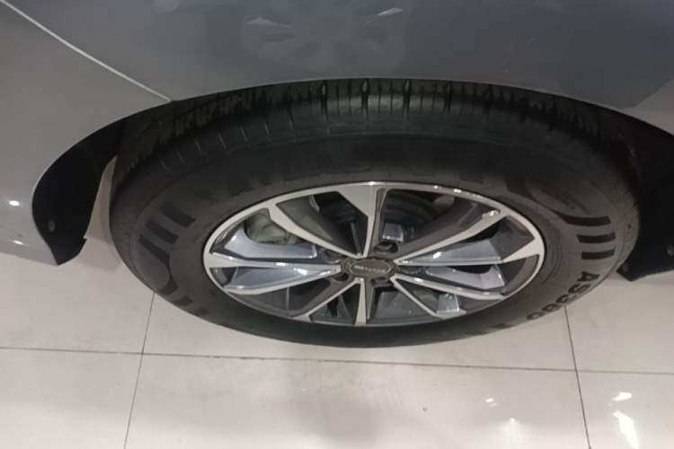 Used BYD Destroyer 05 2024 HONOR Edition DM-i 55KM Luxury Model Right Rear Wheel Hub