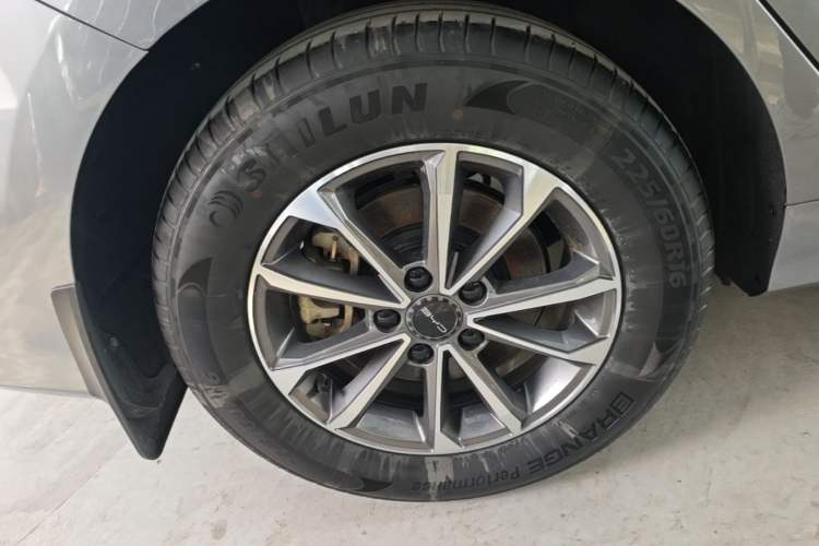 Used BYD Destroyer 05 2024 HONOR Edition DM-i 55KM Luxury Model Right Rear Wheel Hub