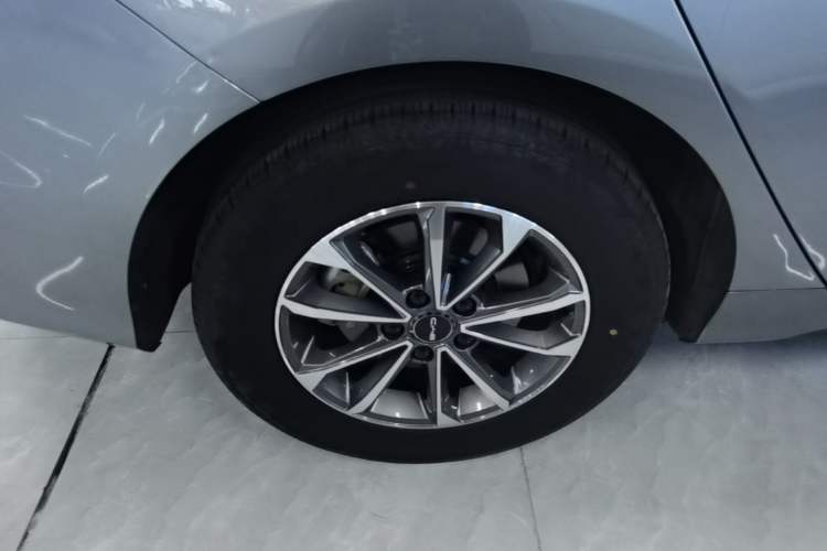 Used BYD Destroyer 05 2024 HONOR Edition DM-i 55KM Luxury Model Right Rear Wheel Hub