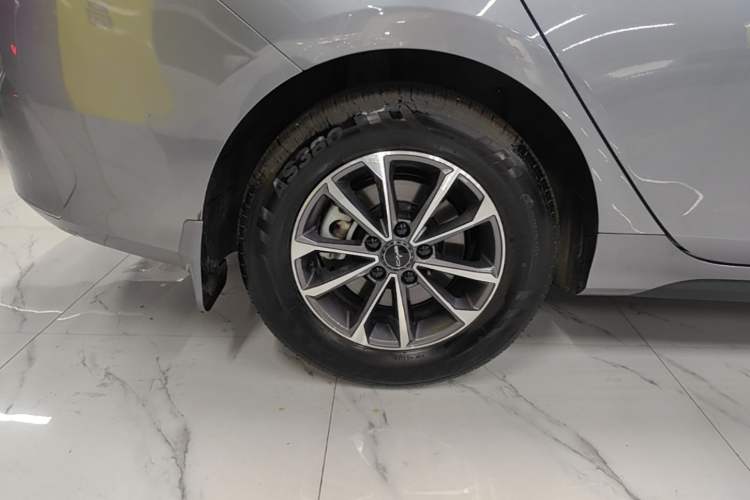 Used BYD Destroyer 05 2024 HONOR Edition DM-i 55KM Luxury Model Right Rear Wheel Hub