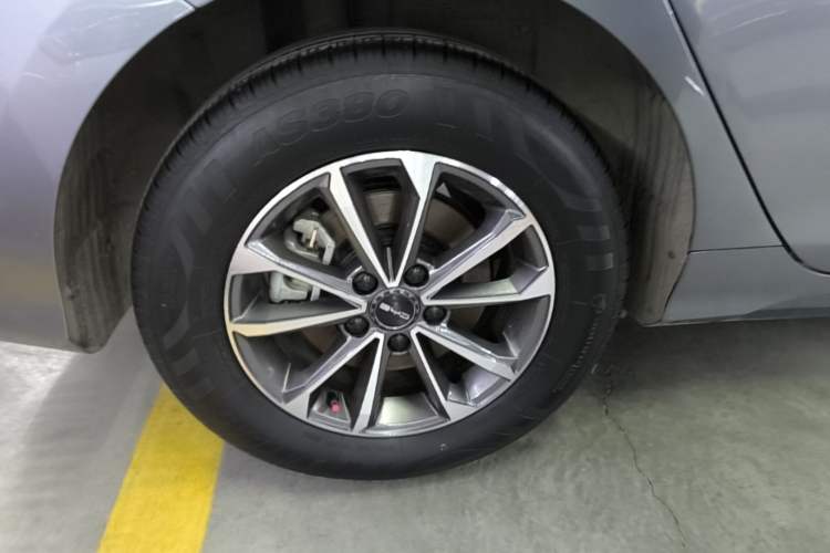 Used BYD Destroyer 05 2024 HONOR Edition DM-i 55KM Luxury Model Right Rear Wheel Hub