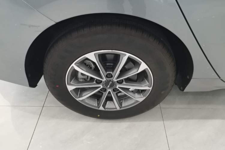 Used BYD Destroyer 05 2024 HONOR Edition DM-i 55KM Luxury Model Right Rear Wheel Hub