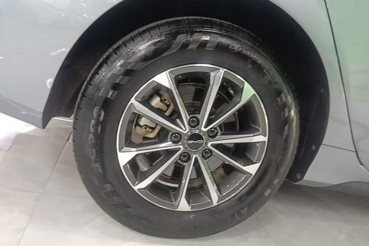Used BYD Destroyer 05 2024 HONOR Edition DM-i 55KM Luxury Model Right Rear Wheel Hub