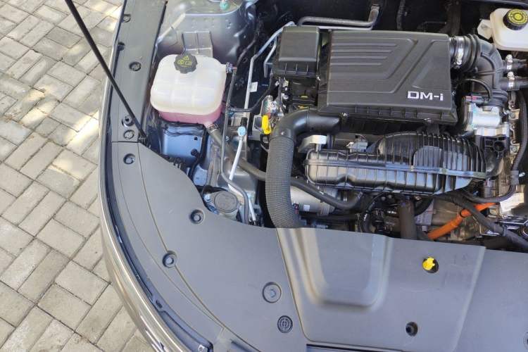 Used BYD Destroyer 05 2024 Honor Edition DM-i 120KM Luxury Model Engine Bay Right