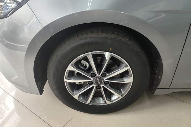 Used BYD Destroyer 05 2024 HONOR Edition DM-i 55KM Luxury Model Left Front Wheel Hub