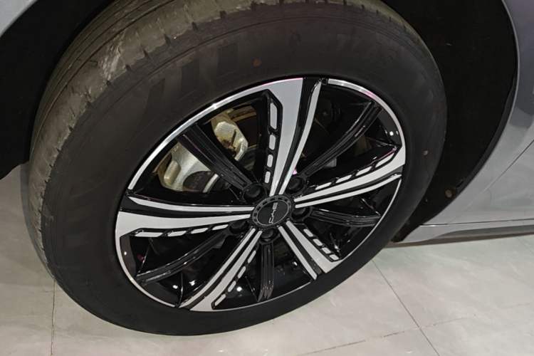 Used BYD Destroyer 05 2024 Honor Edition DM-i 120KM Luxury Model Left Front Wheel Hub