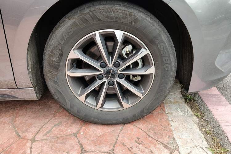 Used BYD Destroyer 05 2024 HONOR Edition DM-i 55KM Luxury Model Right Front Wheel Hub