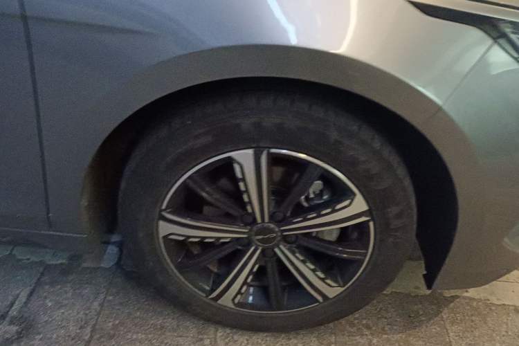 Used BYD Destroyer 05 2024 Honor Edition DM-i 120KM Luxury Model Right Front Wheel Hub