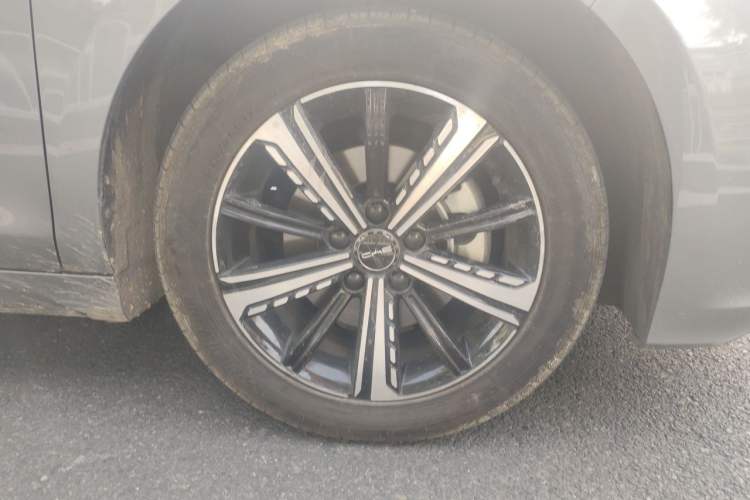 Used BYD Destroyer 05 2024 Honor Edition DM-i 120KM Luxury Model Right Front Wheel Hub