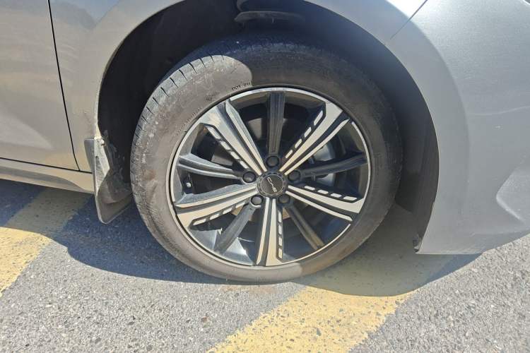 Used BYD Destroyer 05 2024 Honor Edition DM-i 120KM Luxury Model Right Front Wheel Hub