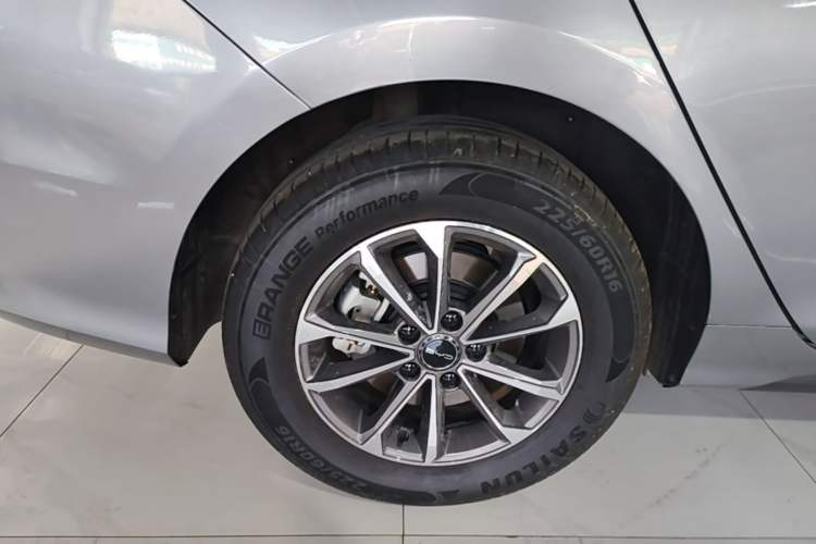 Used BYD Destroyer 05 2024 HONOR Edition DM-i 55KM Luxury Model Right Rear Wheel Hub