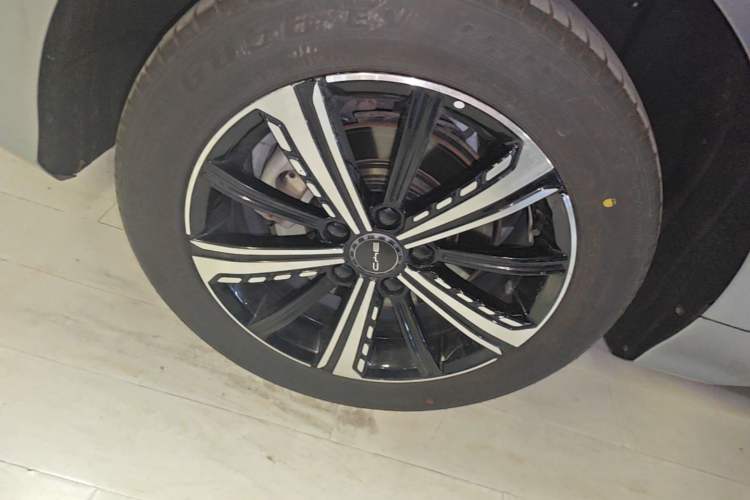 Used BYD Destroyer 05 2024 Honor Edition DM-i 120KM Luxury Model Right Rear Wheel Hub
