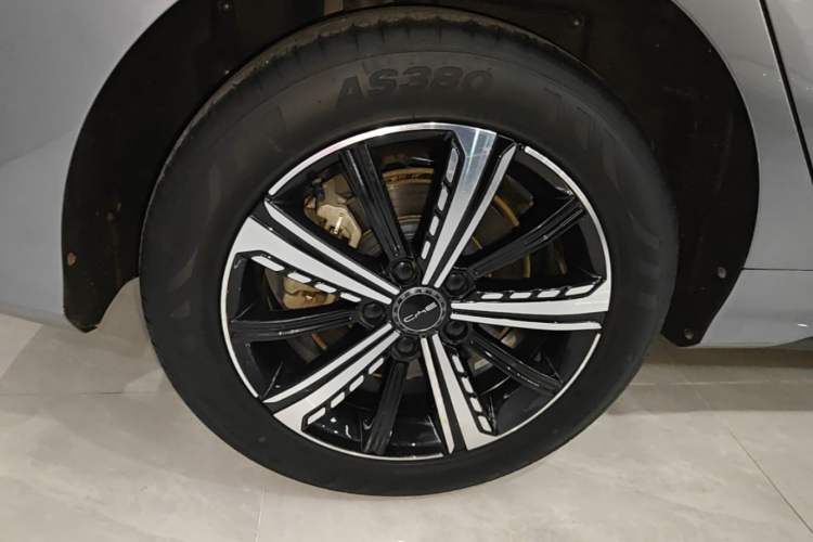 Used BYD Destroyer 05 2024 Honor Edition DM-i 120KM Luxury Model Right Rear Wheel Hub