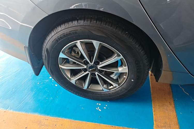 Used BYD Destroyer 05 2024 HONOR Edition DM-i 55KM Luxury Model Right Rear Wheel Hub