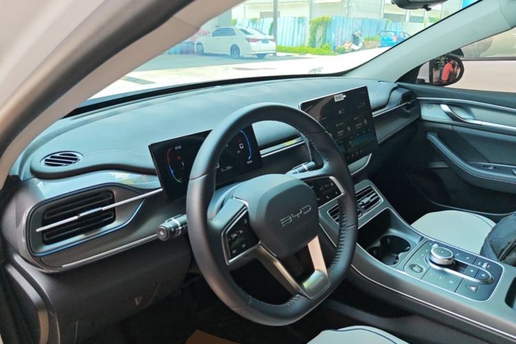 Used BYD Destroyer 05 2024 Honor Edition DM-i 120KM Luxury Model Center Console