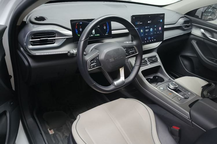Used BYD Destroyer 05 2024 Honor Edition DM-i 120KM Luxury Model Center Console