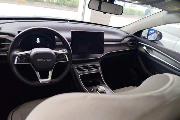 Used BYD Destroyer 05 2024 HONOR Edition DM-i 55KM Luxury Model Center Console