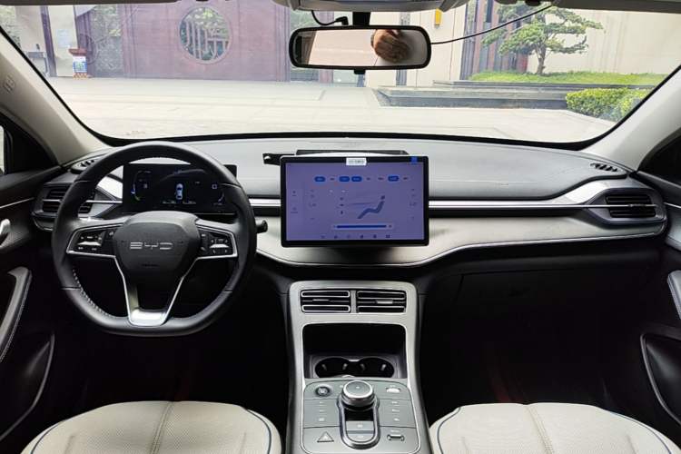 Used BYD Destroyer 05 2024 HONOR Edition DM-i 55KM Luxury Model Center Console