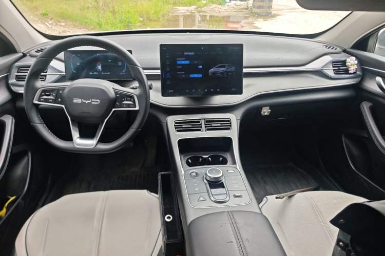 Used BYD Destroyer 05 2024 Honor Edition DM-i 120KM Luxury Model Center Console