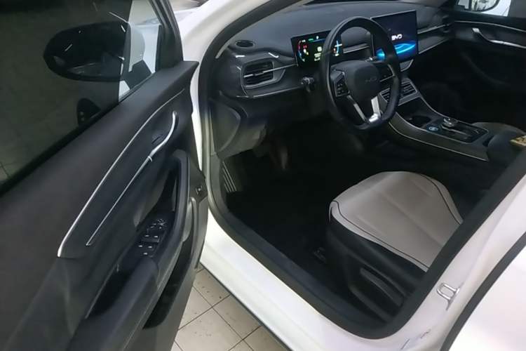 Used BYD Destroyer 05 2024 HONOR Edition DM-i 55KM Luxury Model Driver Seat