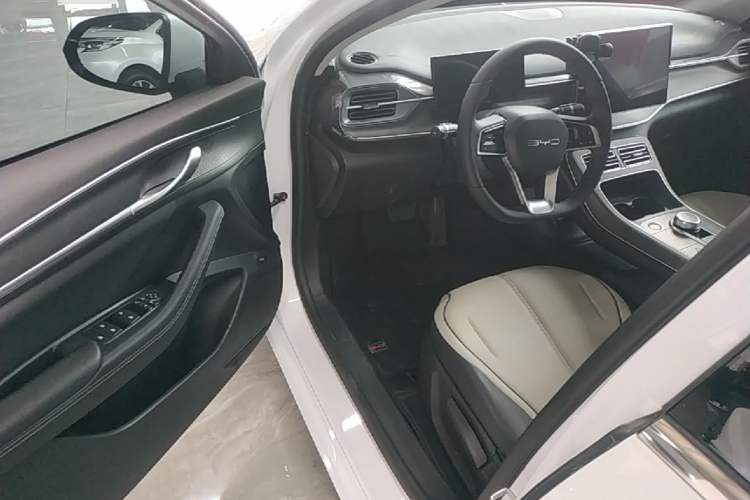 Used BYD Destroyer 05 2024 HONOR Edition DM-i 55KM Luxury Model Driver Seat
