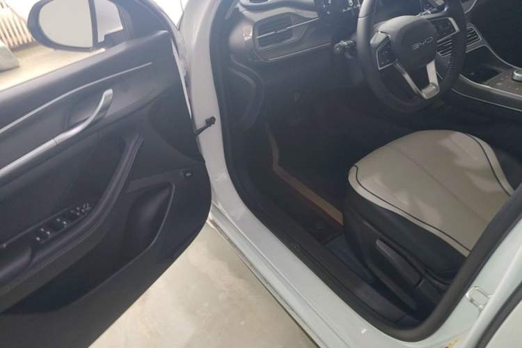 Used BYD Destroyer 05 2024 HONOR Edition DM-i 55KM Luxury Model Driver Seat