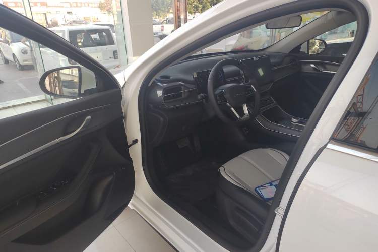Used BYD Destroyer 05 2024 Honor Edition DM-i 120KM Luxury Model Interior 2