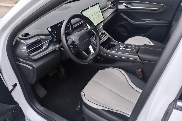 Used BYD Destroyer 05 2024 HONOR Edition DM-i 120KM Prestige Model Interior 2
