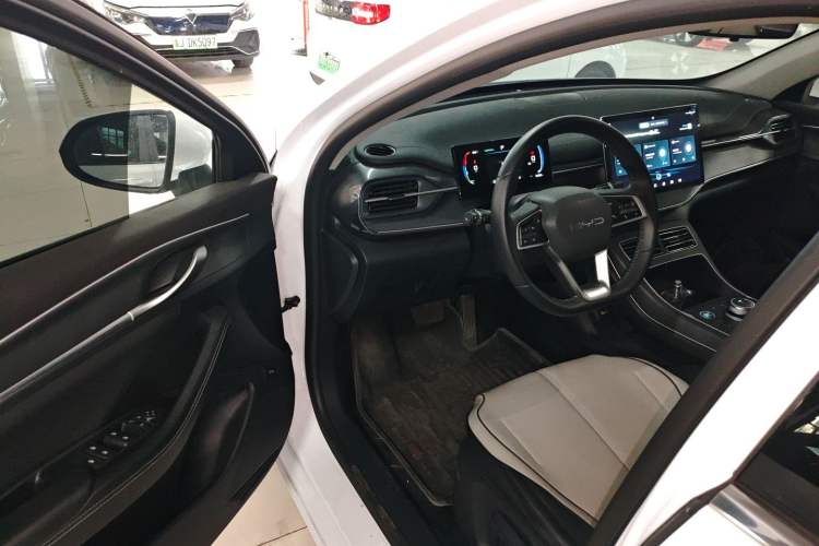 Used BYD Destroyer 05 2024 Honor Edition DM-i 120KM Luxury Model Interior 3