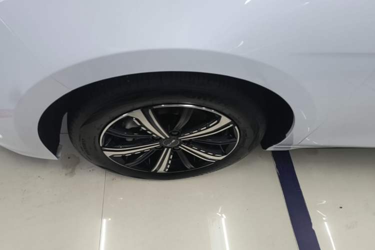 Used BYD Destroyer 05 2024 Honor Edition DM-i 120KM Luxury Model Left Front Wheel Hub