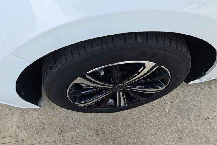Used BYD Destroyer 05 2024 Honor Edition DM-i 120KM Luxury Model Left Front Wheel Hub