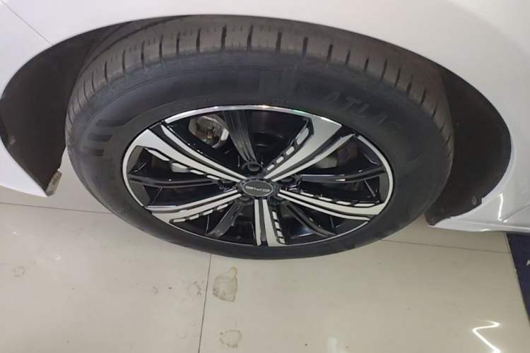 Used BYD Destroyer 05 2024 Honor Edition DM-i 120KM Luxury Model Left Front Wheel Hub