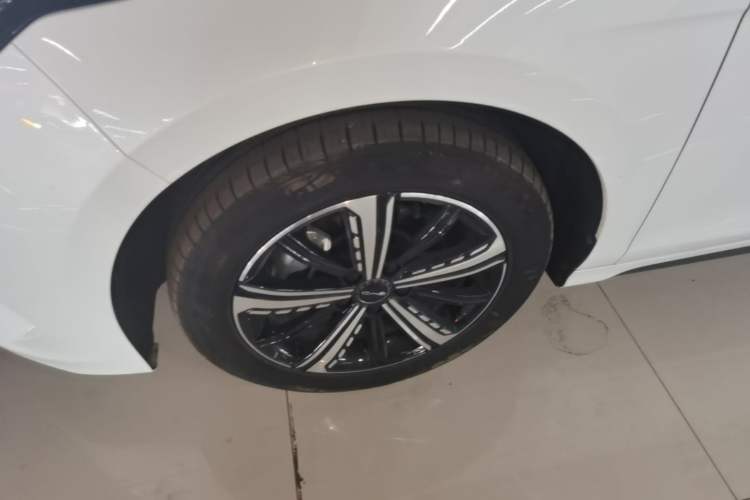 Used BYD Destroyer 05 2024 Honor Edition DM-i 120KM Luxury Model Left Front Wheel Hub