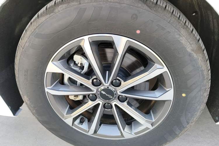 Used BYD Destroyer 05 2024 HONOR Edition DM-i 55KM Luxury Model Left Front Wheel Hub