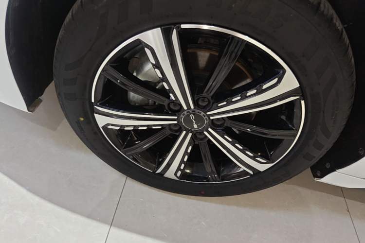 Used BYD Destroyer 05 2024 Honor Edition DM-i 120KM Luxury Model Left Front Wheel Hub