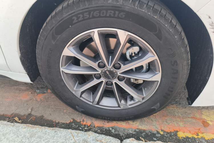Used BYD Destroyer 05 2024 HONOR Edition DM-i 55KM Luxury Model Right Front Wheel Hub