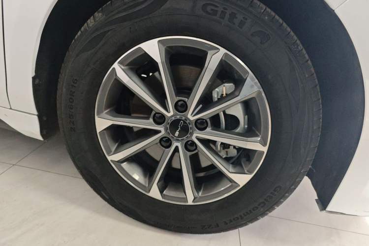 Used BYD Destroyer 05 2024 HONOR Edition DM-i 55KM Luxury Model Right Front Wheel Hub