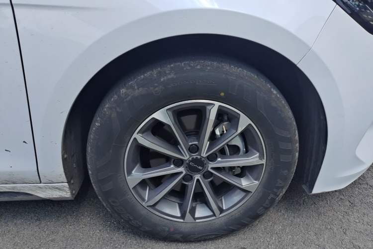 Used BYD Destroyer 05 2024 HONOR Edition DM-i 55KM Luxury Model Right Front Wheel Hub