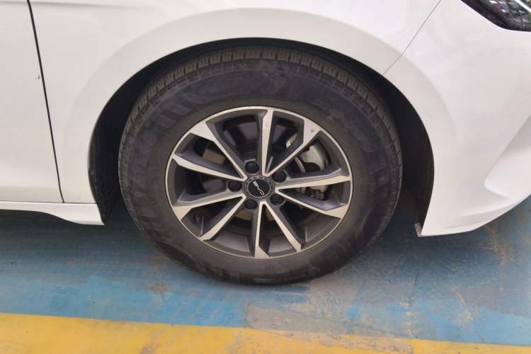 Used BYD Destroyer 05 2024 HONOR Edition DM-i 55KM Prestige Model Right Front Wheel Hub