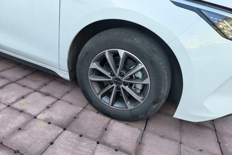Used BYD Destroyer 05 2024 HONOR Edition DM-i 55KM Luxury Model Right Front Wheel Hub