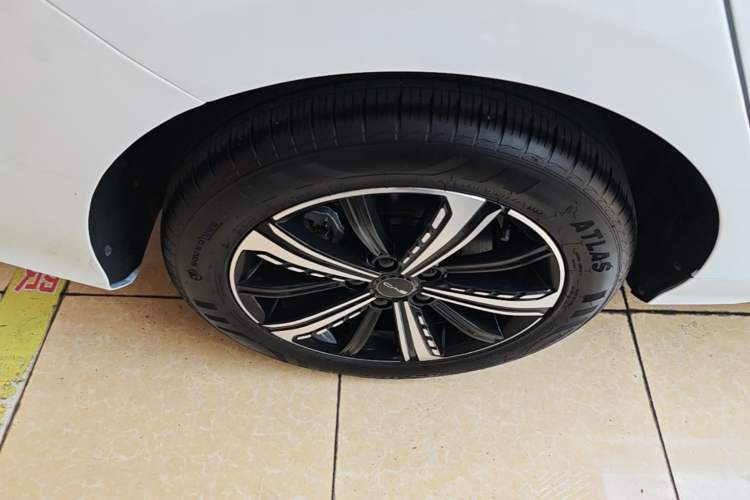 Used BYD Destroyer 05 2024 Honor Edition DM-i 120KM Luxury Model Right Rear Wheel Hub