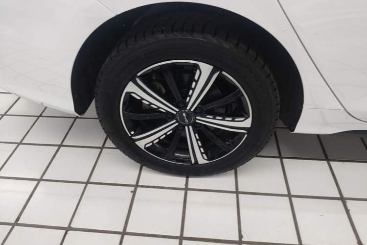 Used BYD Destroyer 05 2024 HONOR Edition DM-i 55KM Luxury Model Right Rear Wheel Hub