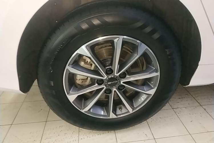 Used BYD Destroyer 05 2024 HONOR Edition DM-i 55KM Luxury Model Right Rear Wheel Hub