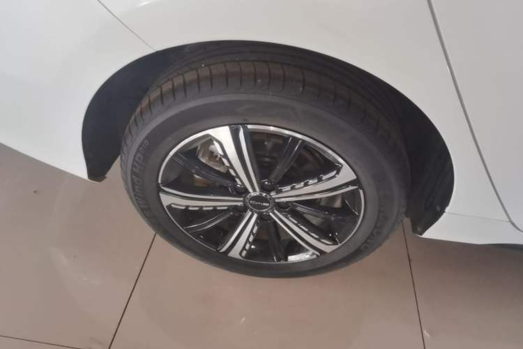 Used BYD Destroyer 05 2024 Honor Edition DM-i 120KM Luxury Model Right Rear Wheel Hub