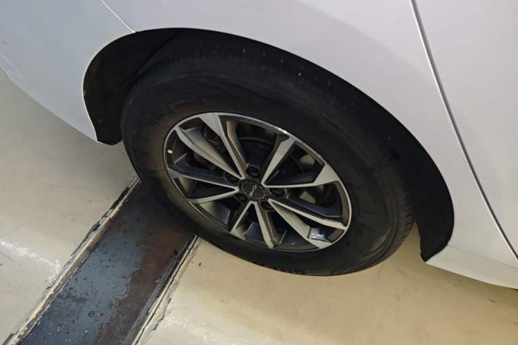 Used BYD Destroyer 05 2024 HONOR Edition DM-i 55KM Luxury Model Right Rear Wheel Hub