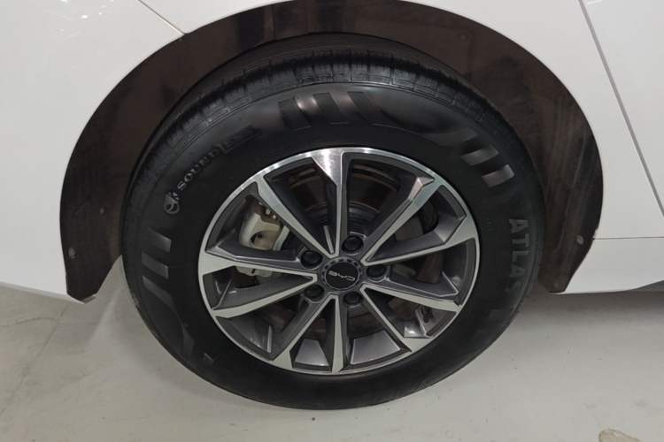 Used BYD Destroyer 05 2024 HONOR Edition DM-i 55KM Luxury Model Right Rear Wheel Hub